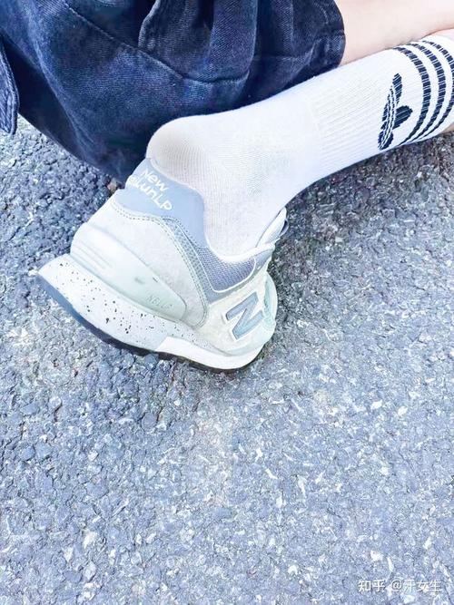 女生穿棉袜的脚有多好看?