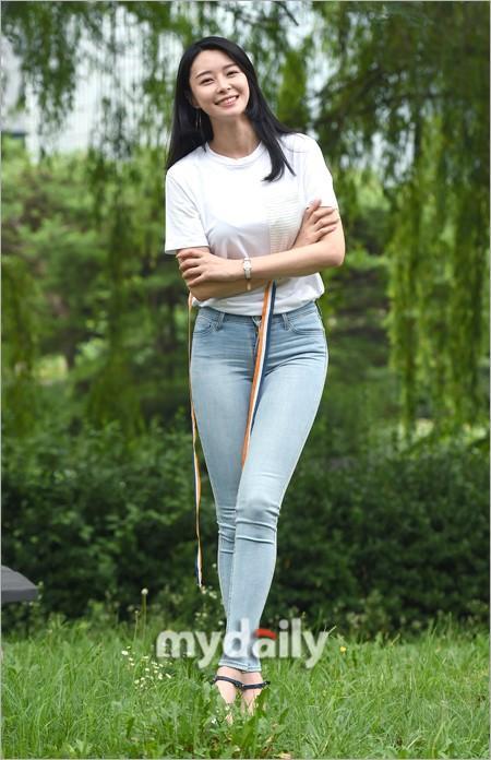 组图:权娜拉首尔接受媒体采访 曾任《奇怪的搭档》女二