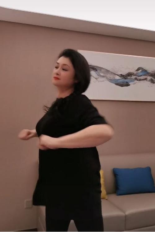 49岁于月仙瘦太多,做形体操秀傲人上围,曾演谢大脚增肥20斤