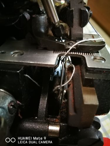 锁边机穿线方法