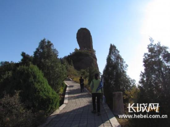 承德市棒槌山风景区险要处没护栏让人惊(组图)