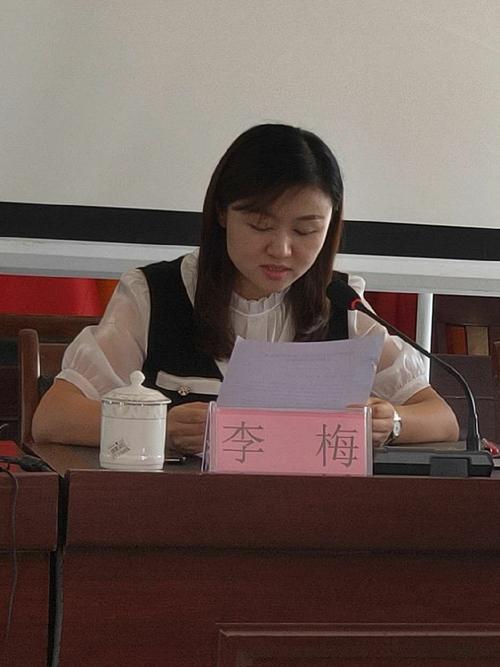 图为9月20日县政府副县长李梅在培训班开课前致辟,与对全体干部和