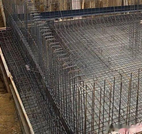 墙竖筋分布均匀,水平筋绑扎水平,间距均匀,拉筋间距小于600符合要求.