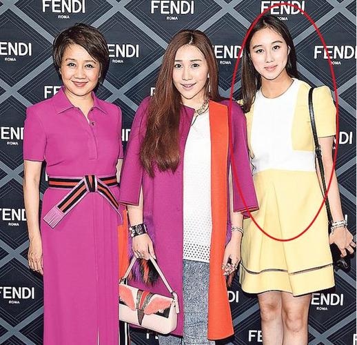 赌王19岁女儿何超欣,生来坐拥百亿身家,名媛舞会站c位颜值超高
