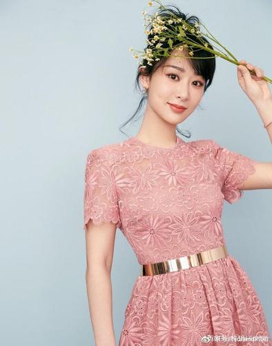 杨紫新春拜年粉色雏菊连衣裙透露着少女的清新甜美