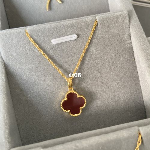 红色玛瑙黄金四叶草吊坠_黄金_玛瑙_吊坠_穿搭_四叶草