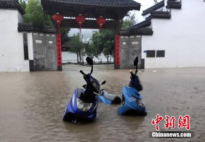 安徽歙县大面积内涝 水深没过车顶