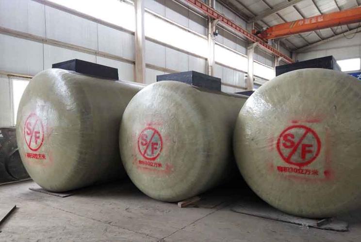 由于水泥罐较大,因此注意各个方面,以防止散装水泥罐在提升过程中发生