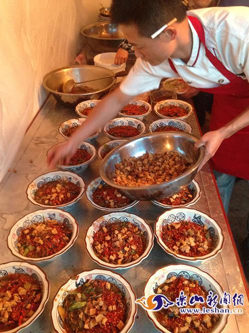 乐山新人清明假期办婚宴 任性摆起"九大碗"