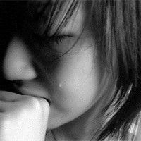 再为你最后一次流泪 伤心哭泣不止的女生头像