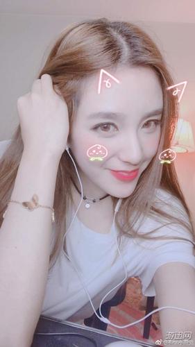 lol最美女解说rita女仆装登台上热搜:你们选aj还是我
