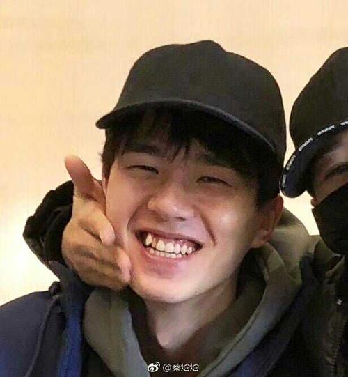 看我们的招牌小虎牙