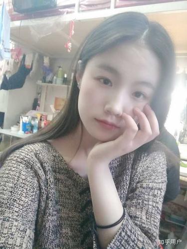 但是不怎么喜欢拍照,自拍黑洞,一般都是出去玩被朋友偷拍的,素颜照更