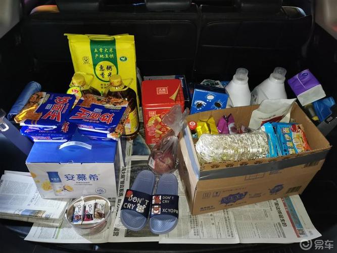 后备箱里的年货#趁晚上有空去超市买点年货,后备箱太