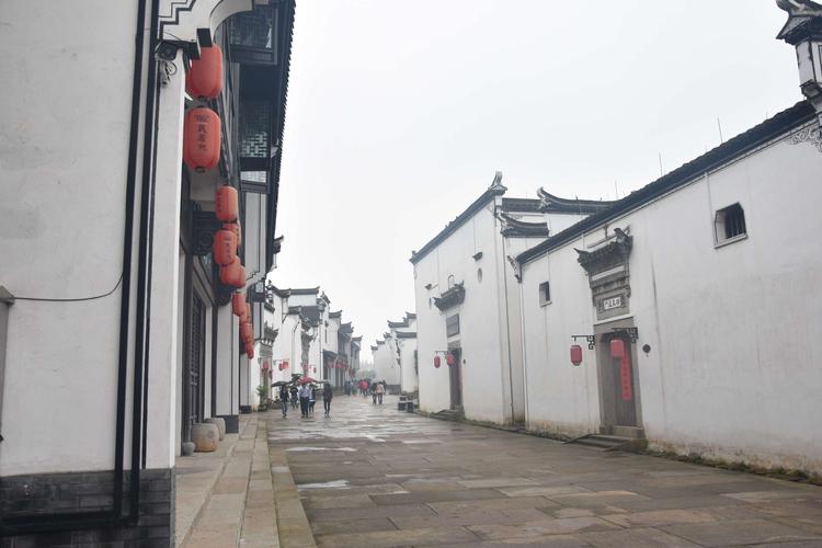 静谧的街道,白墙黛瓦.展示了江南古民居的特色.