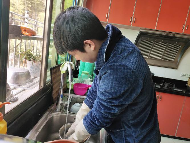 虽然都只是高中生,做起菜来颇有大厨的气势.