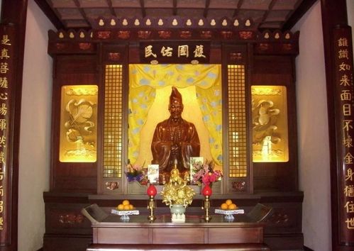他破帽破扇破鞋垢衲衣,貌似疯颠,初在国清寺出家,后在杭州灵隐寺居住