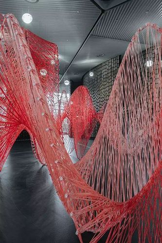 机器人花70小时编织的玻璃纤维艺术装置