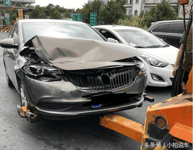 别克英朗高速追尾哈弗h7,车主:这防撞梁估计是国产车最硬的了!