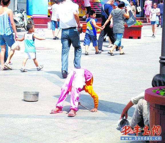 一名小女孩正在耍杂技