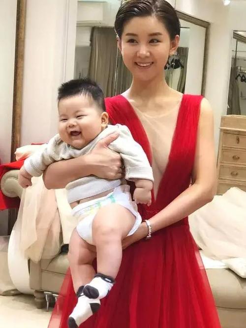李小萌一张娃娃脸永远年轻漂亮