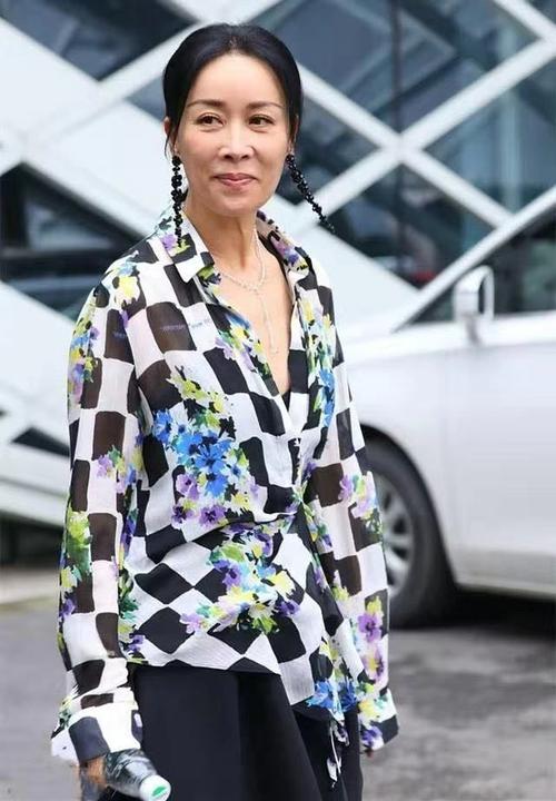 完全按照自己当下的一个状态去搭配,下图照片中,那英穿了一条格子衬衫