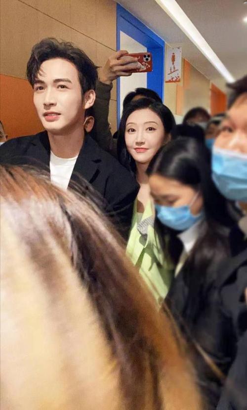 景甜挽手张彬彬扫楼穿浅绿西装好清新双眼皮变窄撞脸范冰冰