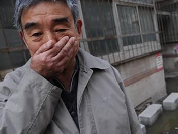 济南小区污水溢出:臭气熏天市民无法进出家门