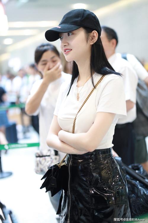 景甜机场造型获好评罕见少女背心配16100包显时髦美得不敢认