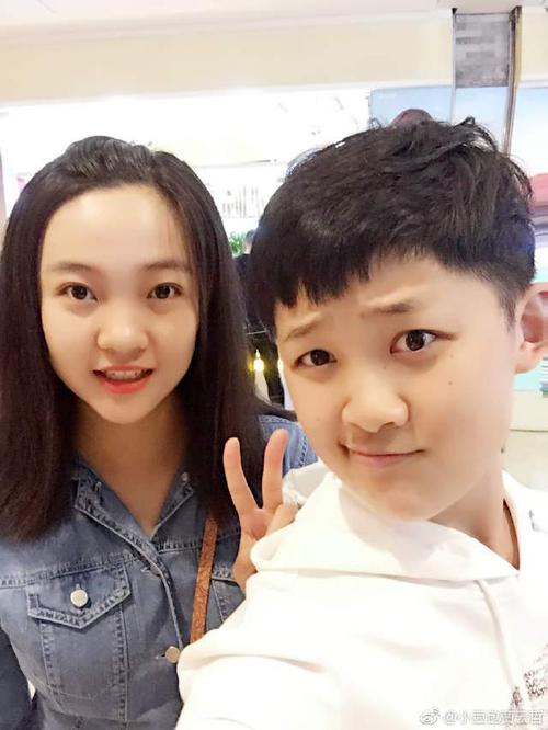 真友谊!23岁童星贾云哲看林妙可毕业汇演,搞怪合影个头一样矮