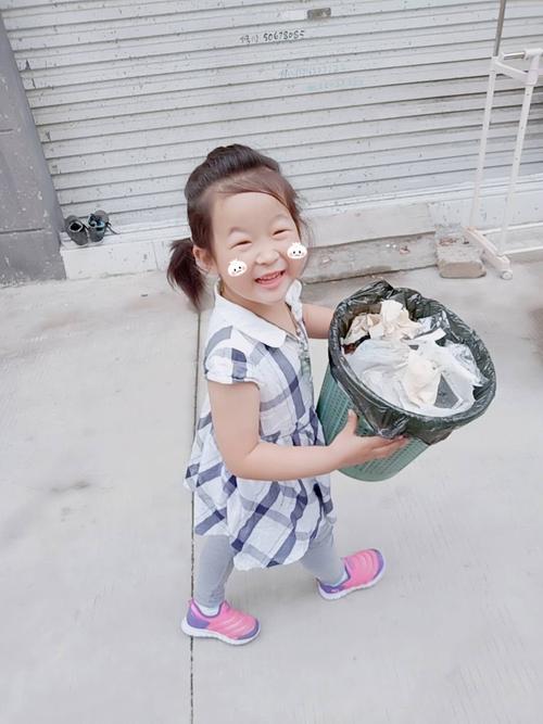 其它 aimee的美篇 写美篇 馨怡小朋友在帮妈妈到垃圾