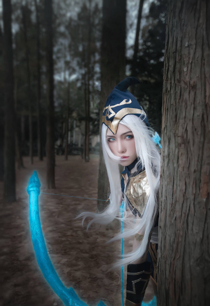 胖澡酱带来的是由coser小姐姐"sun丿阳阳"还原的人气角色寒冰射手