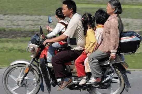 为什么现在农村骑摩托车人越来越少?看完心情复杂!