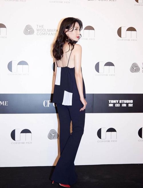 陈数这么瘦还有料,真空穿吊带事业线若隐若现,配浓妆美得真惹眼