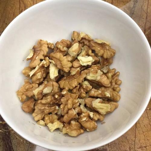 用了10个核桃,把核桃放保鲜袋里,刀背拍碎,挑出肉来,再把核桃肉掰小