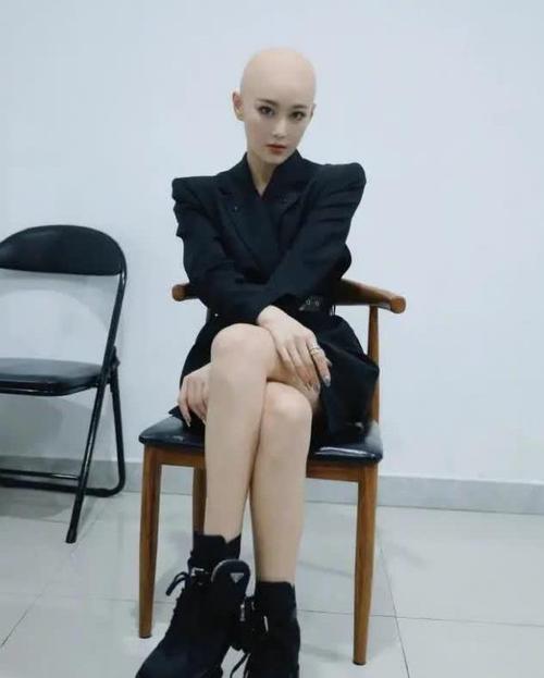 张馨予真是拼了,光头发型配黑色西服裙,精致五官却挡不住