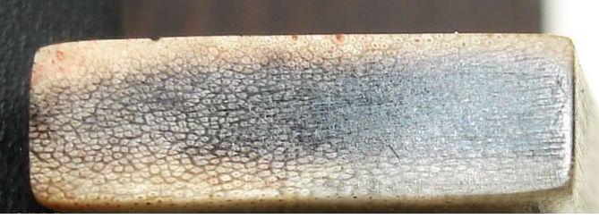 像竹纤维,横断面如毛竹之截面有细小颗粒状纹,而牛角,羊角没有些特征