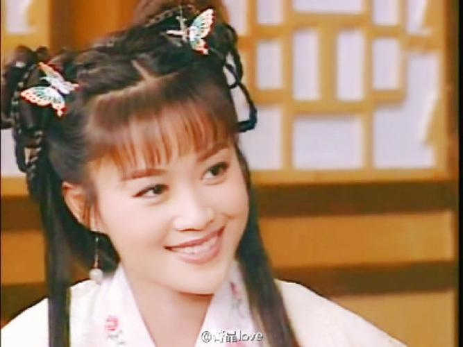 聪明娇美,活泼灵秀,纯真执着.从小喜读诗书,琴棋书画,无所不能.