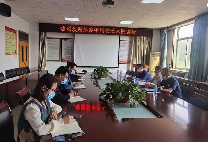 副校长熊震宇走访文法学院进行工作调研