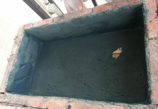 为了省钱在阳台上用砖砌水槽和拖把池很丑但是很实用