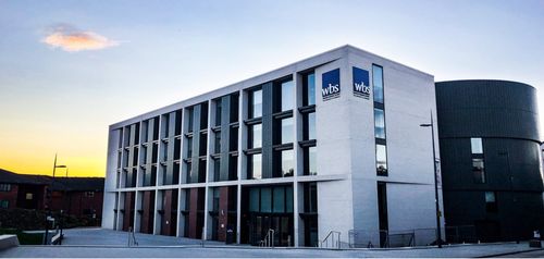 华威大学商学院被誉为英国最顶尖的商学院之一,数学系与经济系也常年
