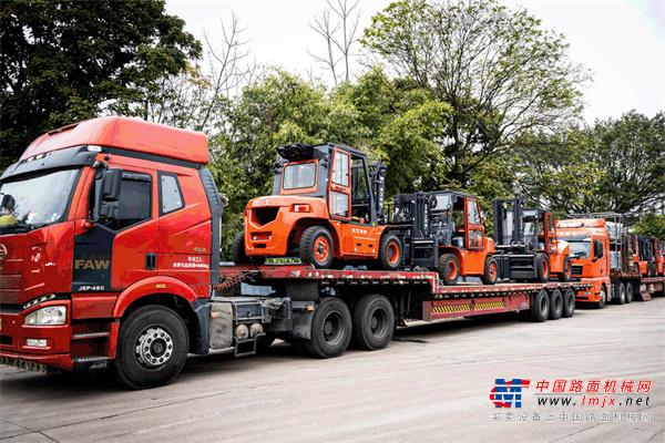 交机时刻丨龙工叉车批量交付大型钢铁集团