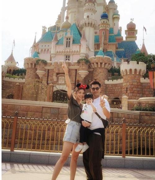 一家三口开心出发,齐齐来到香港迪士尼去享受家庭亲子乐,果然够顾家