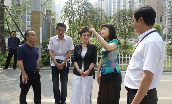 图为:市委第三巡讲督导组组长刘荣华查看巡察公告