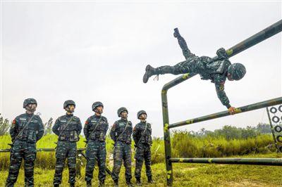 酷暑高温 武警特训