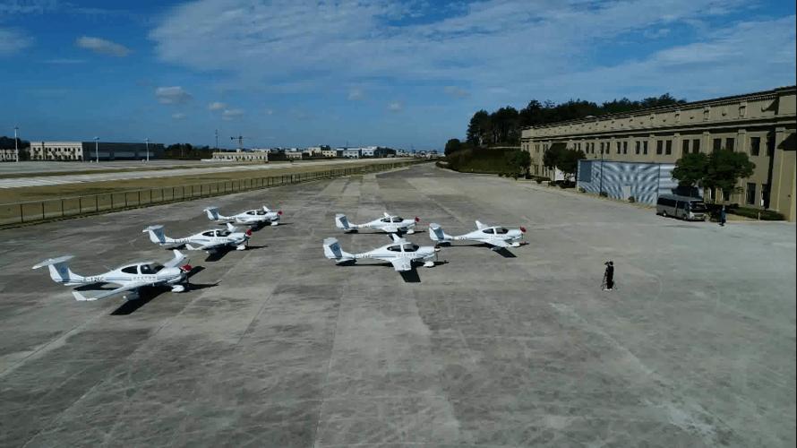 万丰航空小镇8架钻石飞机正式交付