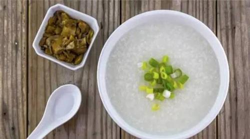 风寒感冒:葱白粳米粥