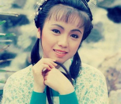 邓萃雯版周芷若邓萃雯在扮演周芷若时,才刚好19岁,而原著中周芷若