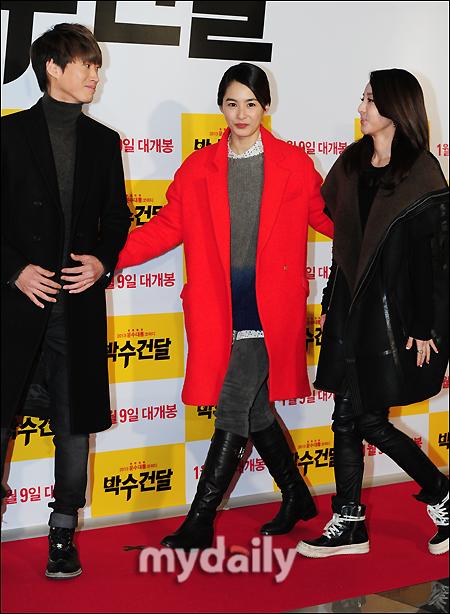 dara参加tablo老婆姜惠贞电影的首映时穿的鞋子是什么