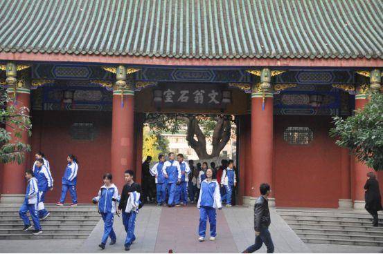 为什么选择石室中学?自由和美食是最大亮点,石室人能走的更远!